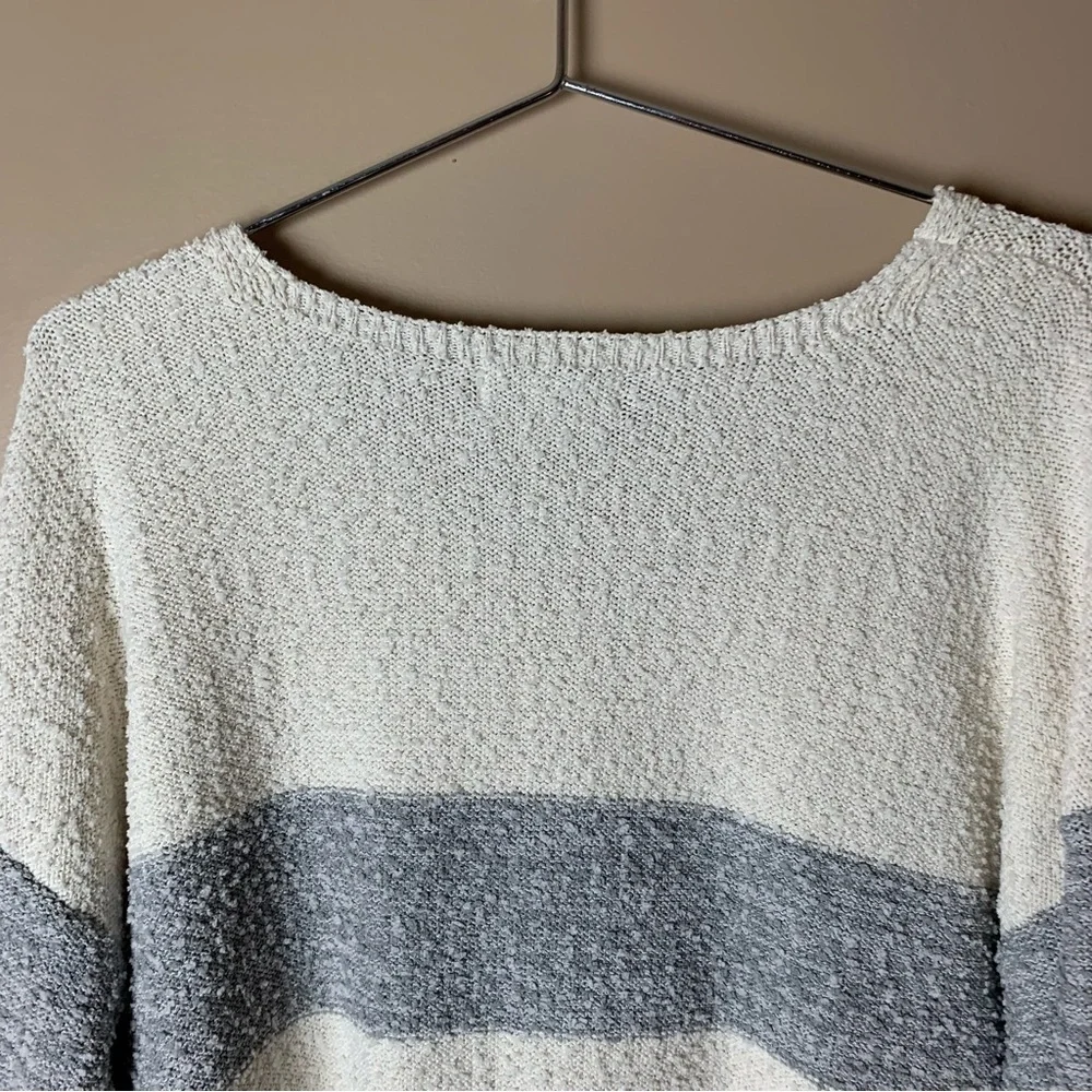 [Knox Rose] Women's V-neck Gray & White Striped Sweater